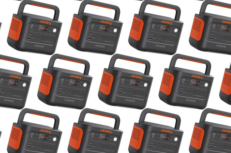 The Jackery 1000 solar generator in a pattern on a plain background.