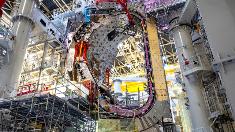 Nuclear fusion reactor module section in construction facility